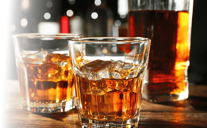 厳選されたブランデー、ウイスキー