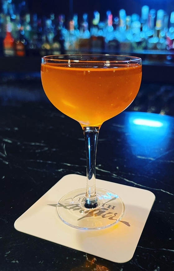 落ち着く空間とカクテルで、今日の疲れを癒す。